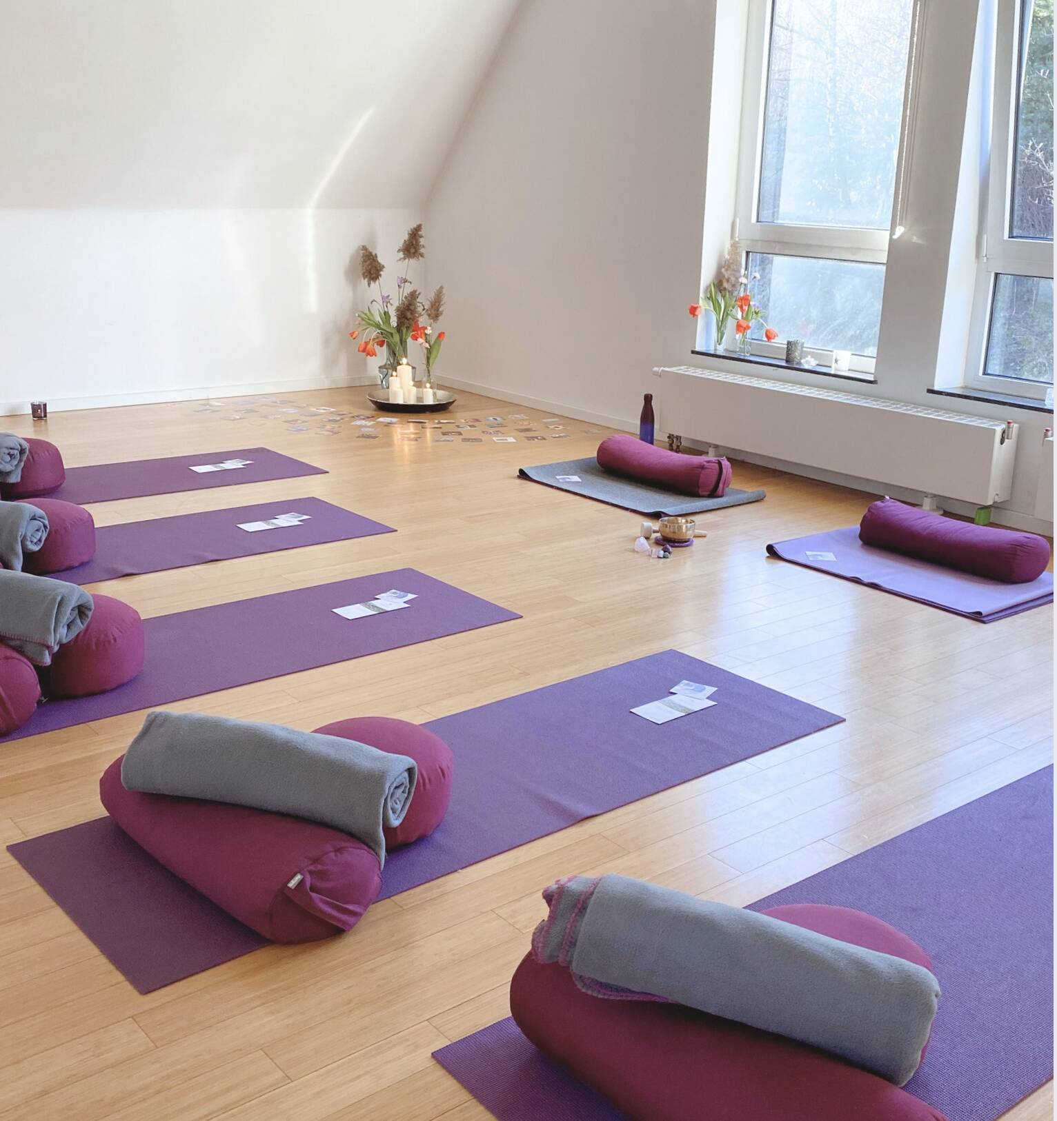 Inner Wisdom Retreat 2025 - Yoga Matten in friedlicher Atmosphäre